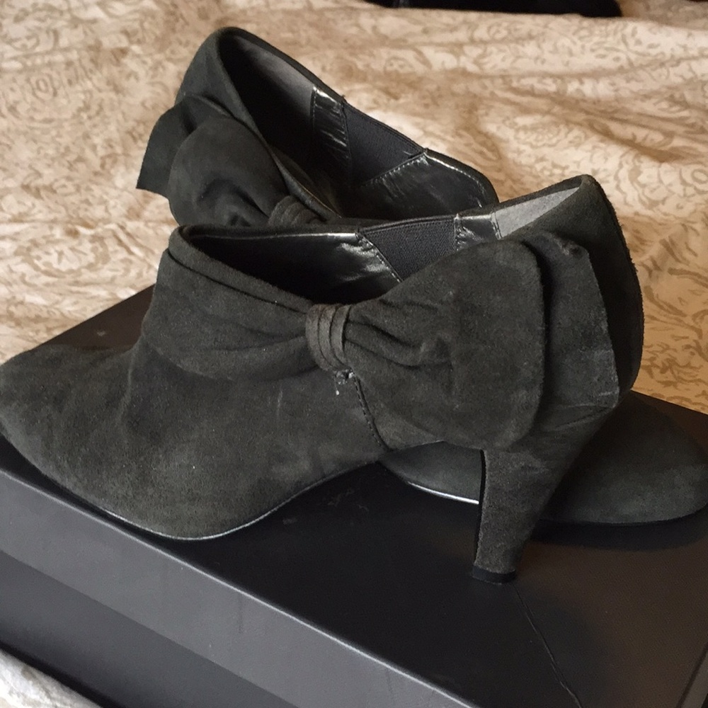 Tahari grey suade heels